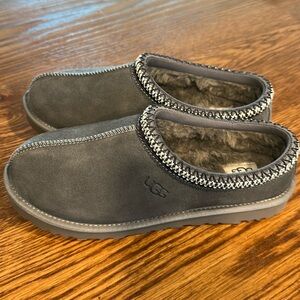 New in Box. Men’s Tasman Ugg slippers. Dark Gray
